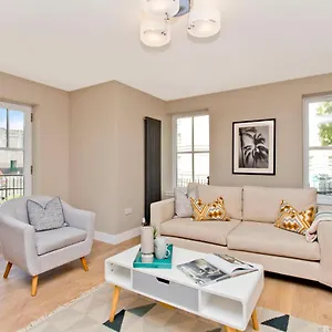  Apartment Modern Centre 2 Bedroom 2 Bathroom Apartments, Main Door Ground With Private Parking United Kingdom