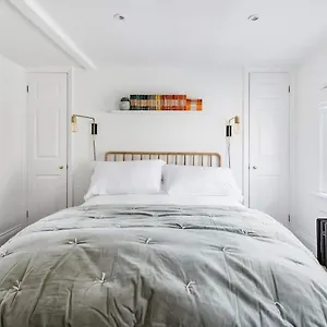  Holiday home Georgian Townhouse With Free Parking